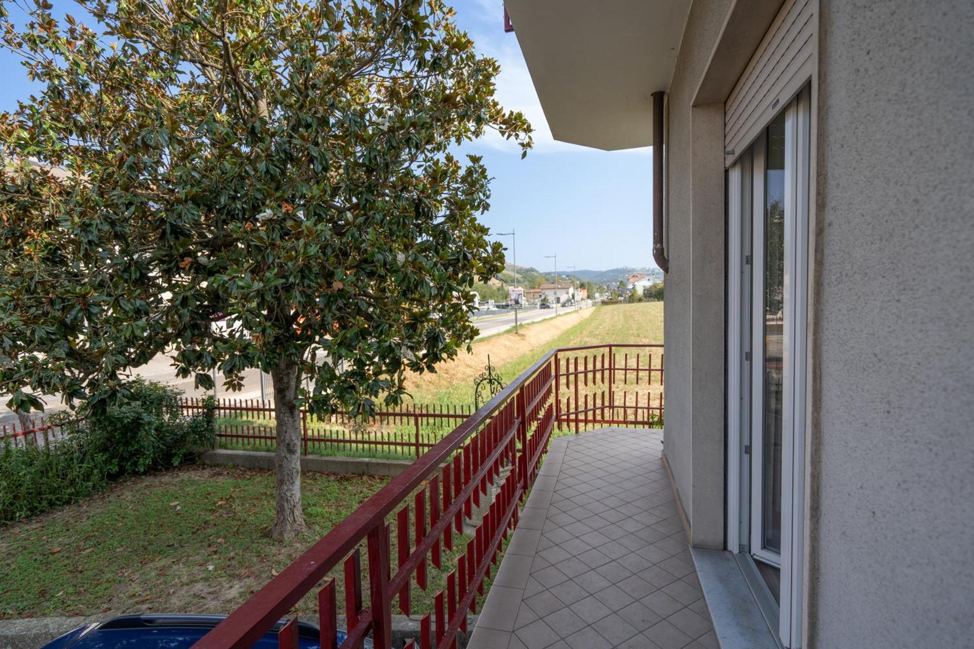 Private Parking, With Hill View Apartment Alba  Ngoại thất bức ảnh